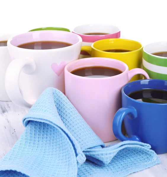 Muitas xícaras de café em mesa de madeira isolada em branco — Fotografia de Stock