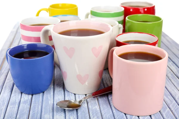 Många koppar kaffe på träbord närbild — Stockfoto