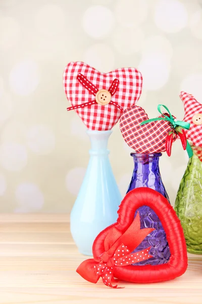 Handgemaakte textiel harten en sterren op houten tafel, op lichte achtergrond — Stockfoto