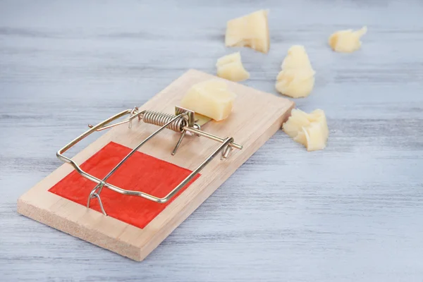 Mousetrap with cheese on wooden background — Stock Photo, Image