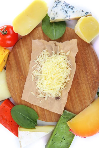 Итальянский сыр на деревянной доске, изолированный на белом — стоковое фото