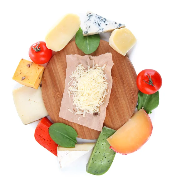 Différents fromages italiens sur planche de bois, isolés sur blanc — Photo