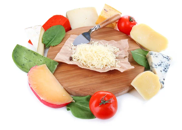 Italienischer Käse auf Holzbrett, isoliert auf weiß — Stockfoto