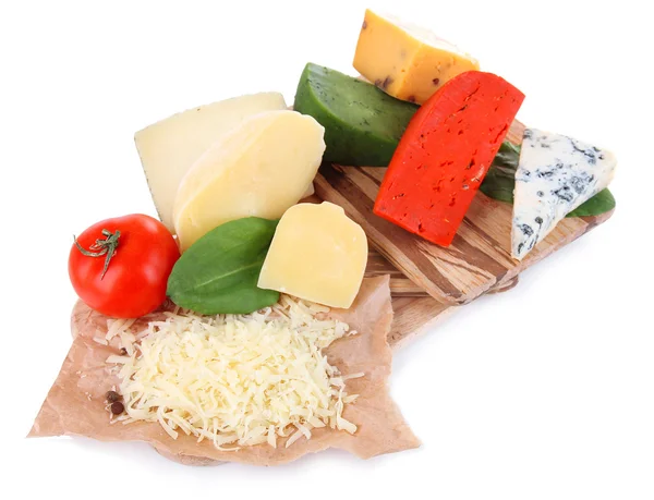 Итальянский сыр на деревянной доске, изолированный на белом — стоковое фото