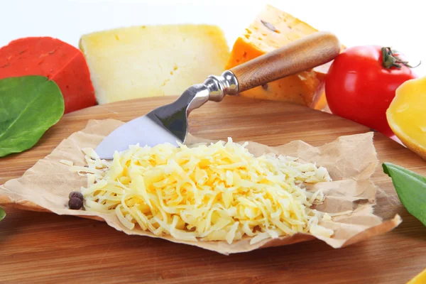Diferentes quesos italianos sobre tabla de madera, aislados sobre blanco — Foto de Stock