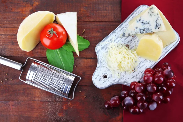 Olika italienska ost på trä bakgrund — Stockfoto