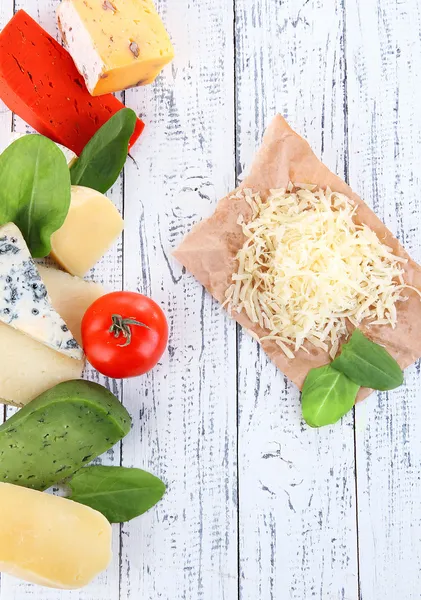Diversi formaggi italiani su fondo di legno — Foto Stock