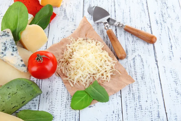Ahşap zemin üzerinde farklı İtalyan peyniri — Stok fotoğraf