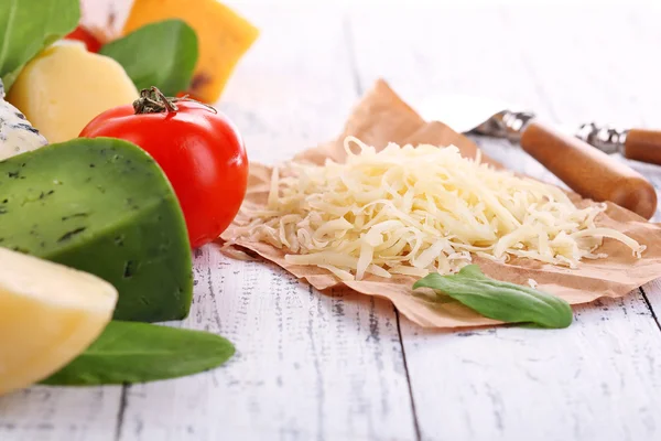Různé italský sýr na dřevěné pozadí — Stock fotografie