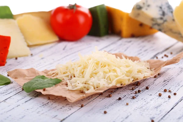 不同的意大利奶酪，木制的背景上 — 图库照片
