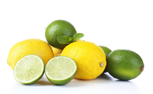 Limones y limas, aislados sobre blanco —  Fotos de Stock