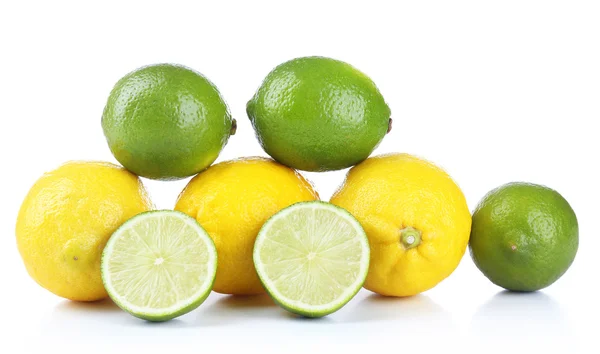 Limones y limas, aislados sobre blanco —  Fotos de Stock