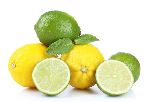 Limon ve limes, üzerinde beyaz izole — Stok fotoğraf