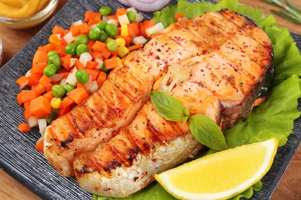 Salmone grigliato saporito con verdure, primo piano — Foto Stock