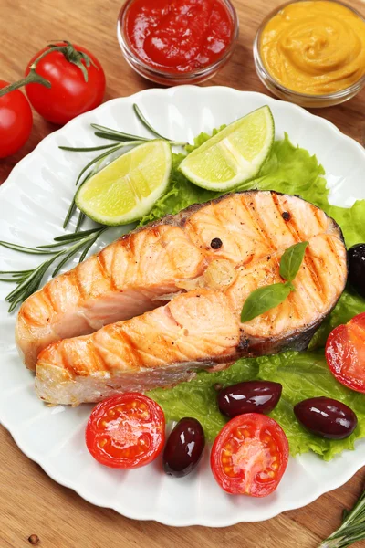 Salmão grelhado saboroso com legumes, na mesa de madeira — Fotografia de Stock