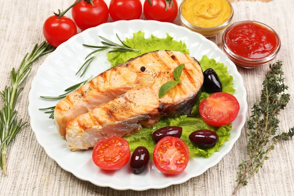 Tasty grilled salmon with vegetables, close up — Stock Photo, Image
