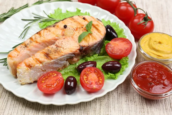 Sabroso salmón a la parrilla con verduras, de cerca — Foto de Stock