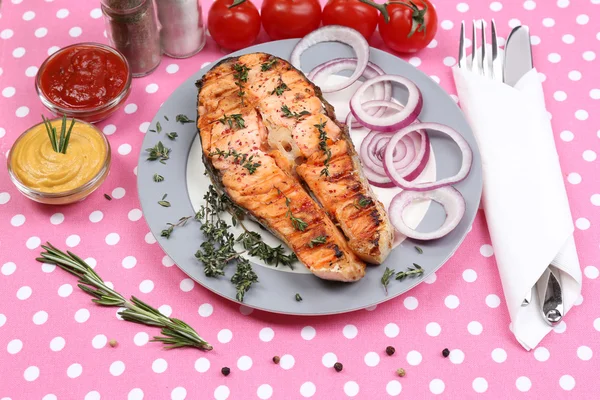 Salmone grigliato saporito con verdure, primo piano — Foto Stock