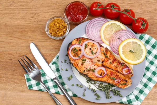 Вкусный лосось на гриле с овощами, на деревянном столе — стоковое фото