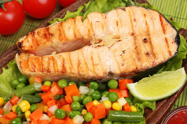 Leckerer gegrillter Lachs mit Gemüse aus nächster Nähe — Stockfoto