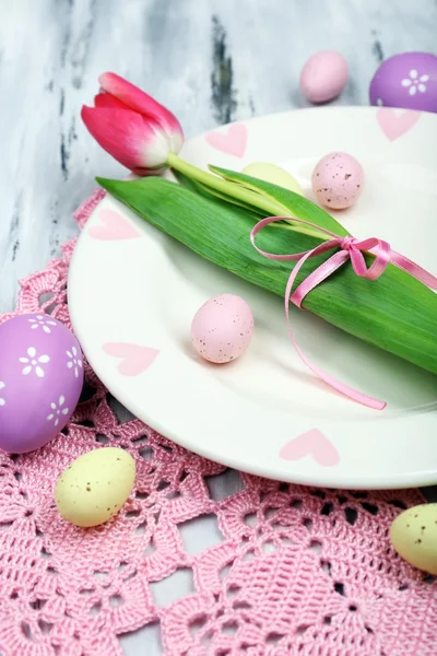 Easter table setting with tulips and eggs — Stock Photo, Image