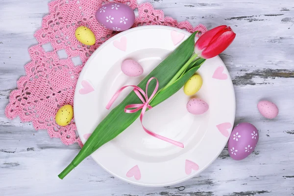 Paastafel met tulpen en eieren — Stockfoto