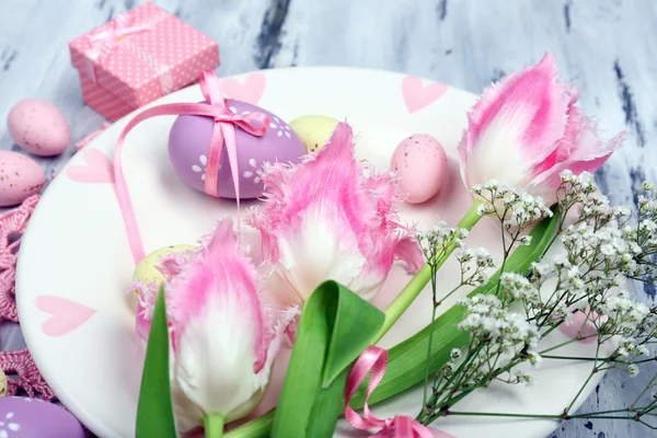 Mesa de Pascua con tulipanes y huevos — Foto de Stock