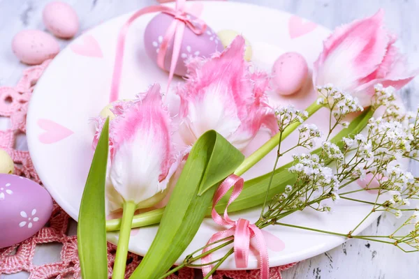 Table de Pâques avec tulipes et œufs — Photo