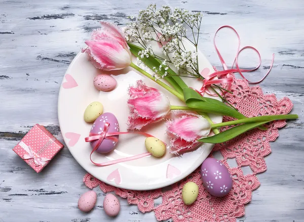 Paastafel met tulpen en eieren — Stockfoto