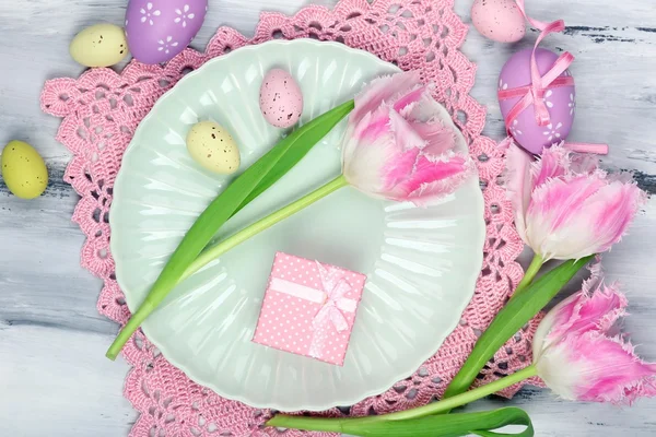 Сервировка пасхального стола с тюльпанами и яйцами — стоковое фото