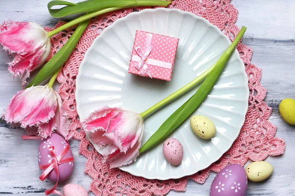 Velikonoční stůl s tulipány a vejci — Stock fotografie