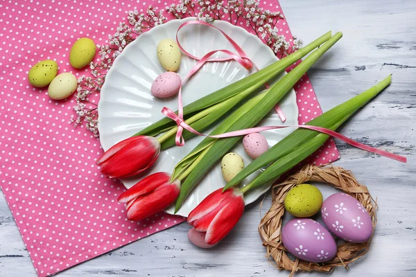 Apparecchiare la tavola pasquale con tulipani e uova — Foto Stock