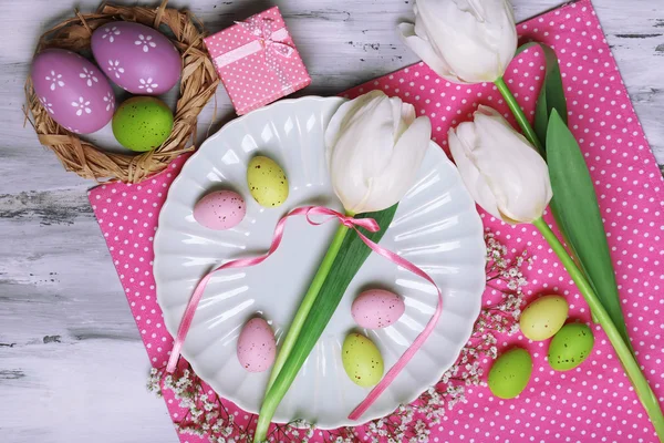 带郁金香和蛋的东方餐桌布置 — 图库照片