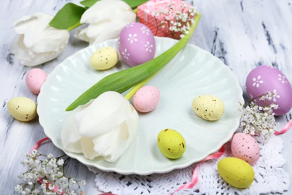 Apparecchiare la tavola pasquale con tulipani e uova — Foto Stock