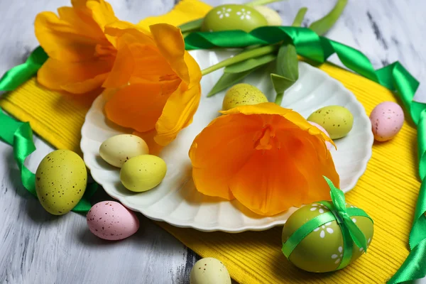 Påskdukning med tulpaner och ägg — Stockfoto