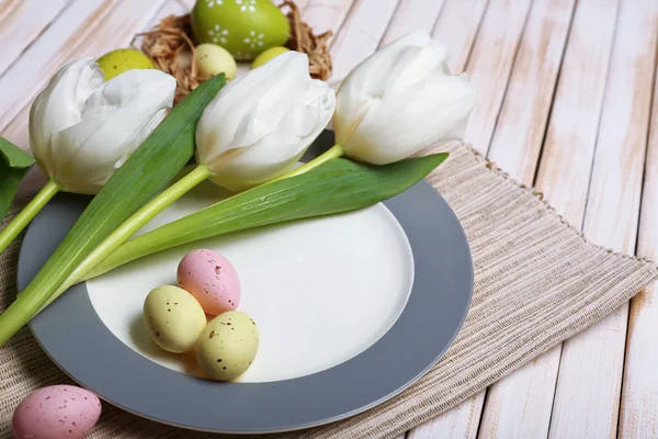 Configuração de mesa de Páscoa com tulipas e ovos — Fotografia de Stock