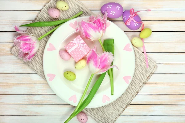 Easter table setting with tulips and eggs — Stock Photo, Image