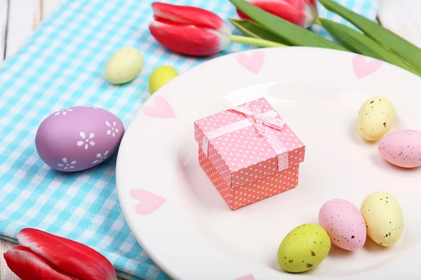 Configuração de mesa de Páscoa com tulipas e ovos — Fotografia de Stock