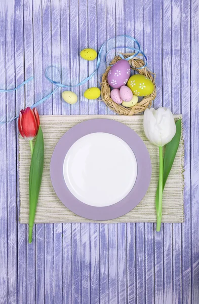 Пасхальна обстановка столу з тюльпанами та яйцями — стокове фото