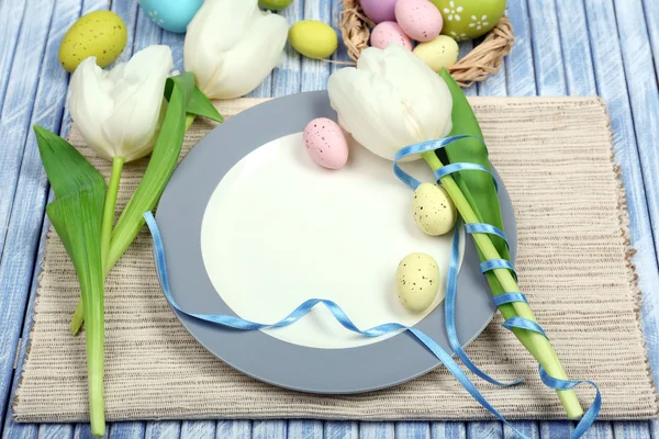 Paastafel met tulpen en eieren — Stockfoto