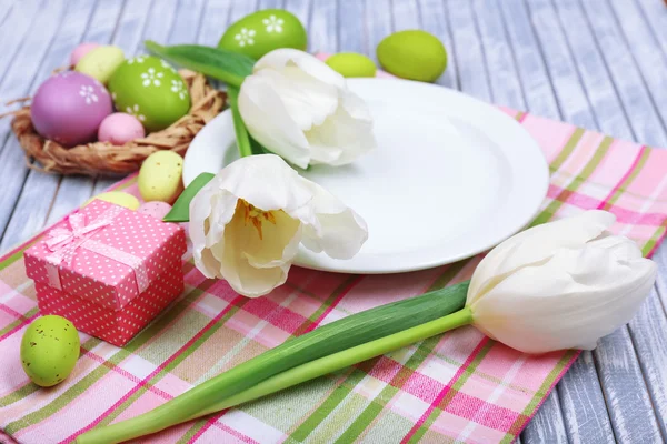 Mesa de Pascua con tulipanes y huevos — Foto de Stock