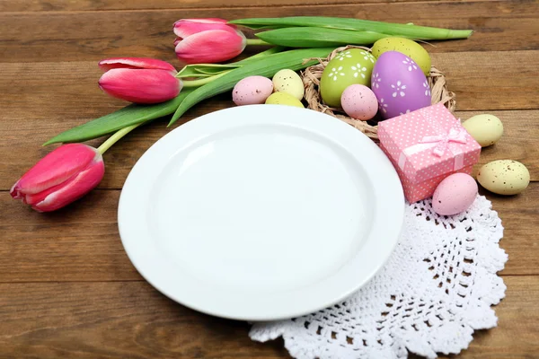 Påskdukning med tulpaner och ägg — Stockfoto