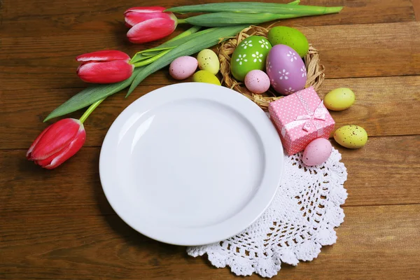 Velikonoční stůl s tulipány a vejci — Stock fotografie