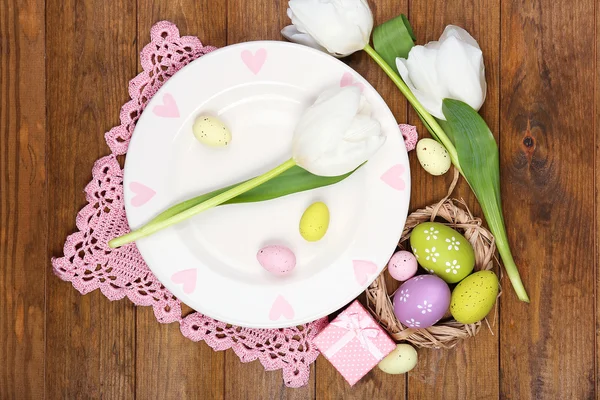 Paastafel met tulpen en eieren — Stockfoto