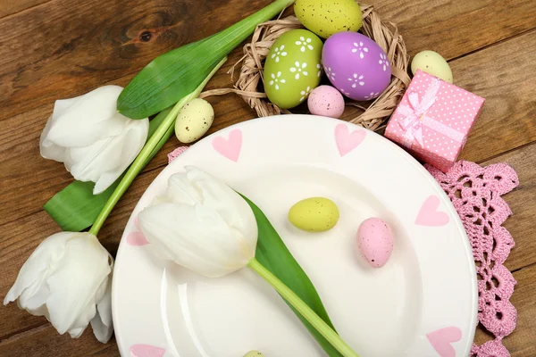 Configuração de mesa de Páscoa com tulipas e ovos — Fotografia de Stock