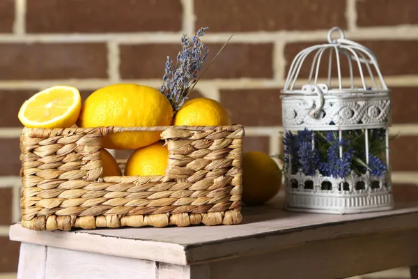 Bodegón con limones frescos y lavanda —  Fotos de Stock