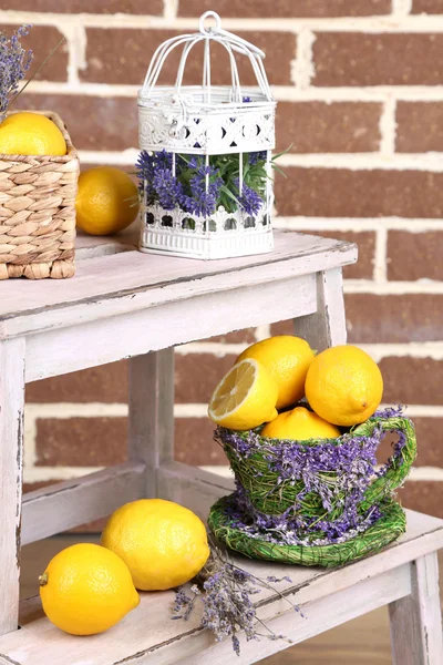 Taze limon ve lavanta ile natürmort — Stok fotoğraf