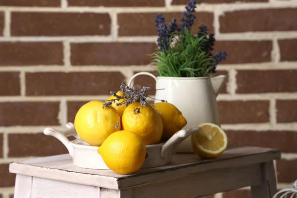 Taze limon ve lavanta ile natürmort — Stok fotoğraf