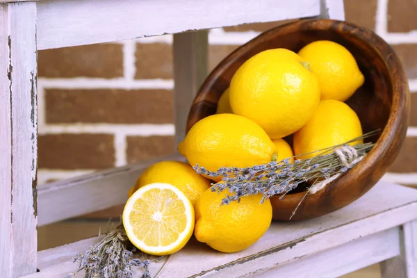静物新鲜的柠檬与薰衣草 — 图库照片