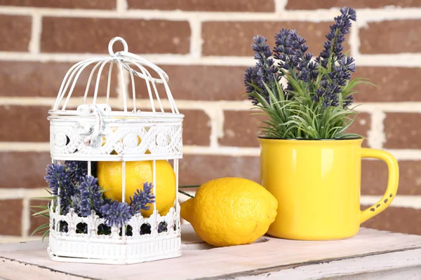 Stillleben mit frischen Zitronen und Lavendel — Stockfoto